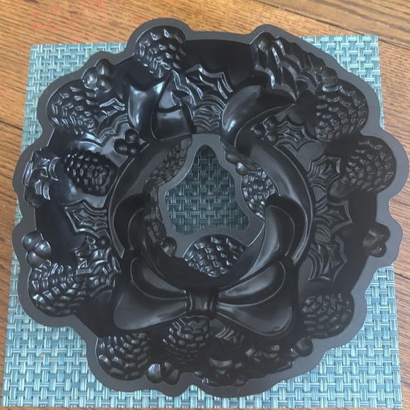 NORDIC WARE WREATH BUNDT CAKE PAN - Picture 2 of 3